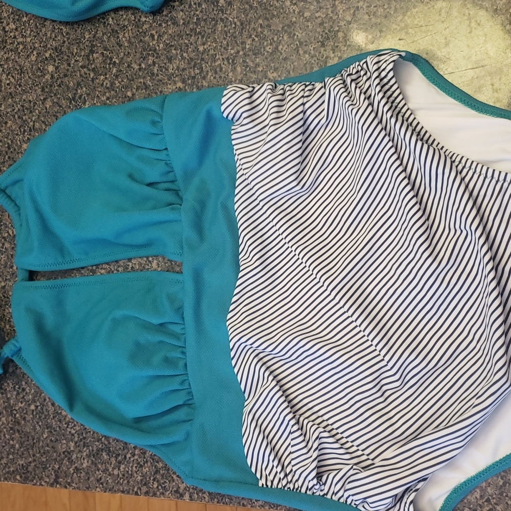 Bathing suit - Picture 2 of 3